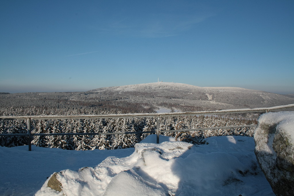 Der Brocken unter dickem Schnee von der Achtermannshhe aus; Blick von der Felskanzel des Achtermanns im Harz am Nachmittag des 05.02.2012.