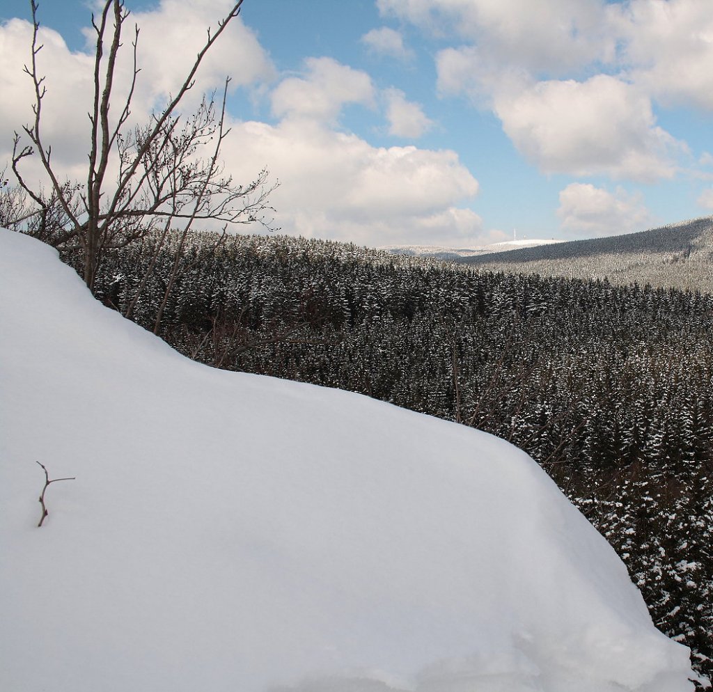 Der Brockengipfel am Horizont; Blick am Nachmittag des Ostermontags 2013 von einem Felsturm auf dem Jermerstein bei Braunlage Richtung Norden...