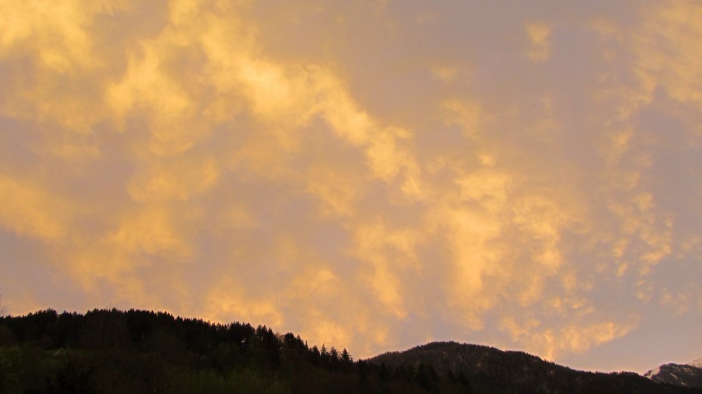 Der derzeit ber Tirol liegende Sahara-Wstensand frbt die Wolken rot.(29.4.2012)