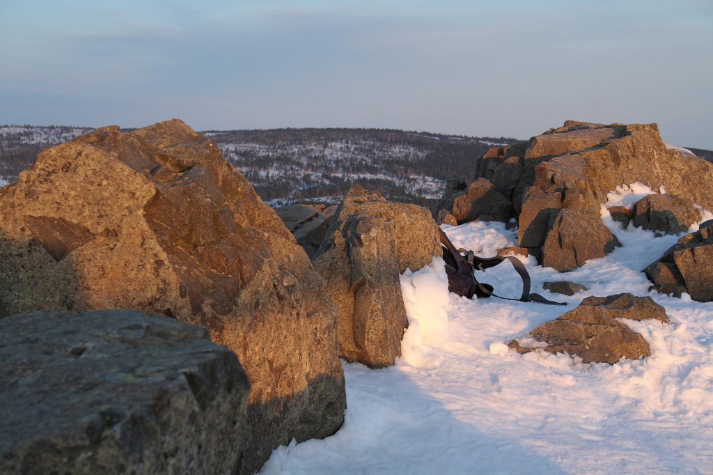 Der dreigipflige Bruchberg hinter Felsformationen der Achtermannshhe; Blick am 06.03.2013 nach Sonnenaufgang von der Felskanzel des Berges Richtung Nordwesten.