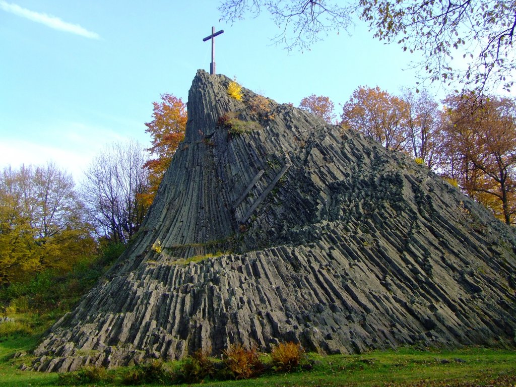 Der Druidenstein (01.11.2010) ein kegelfrmiger Basaltfels im Nrdlichen Hellerbergland oberhalb der Stadt Kirchen an der Sieg im Ortsteil Herkersdorf, Landkreis Altenkirchen. 