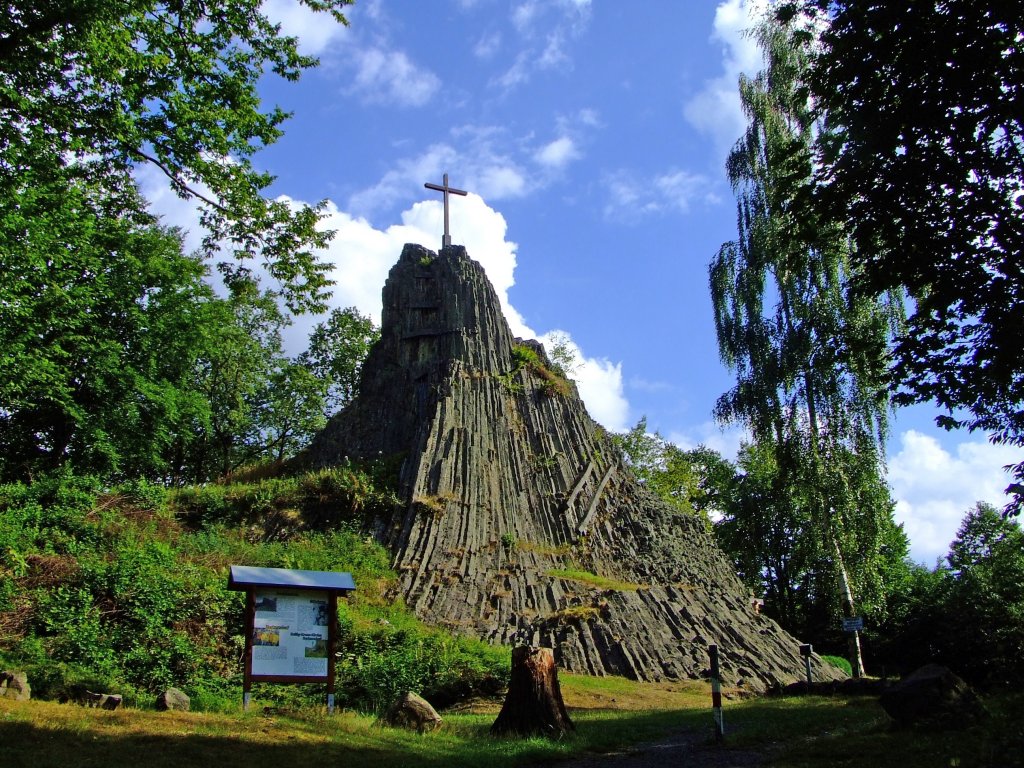 Der Druidenstein (30.07.2010) ein kegelfrmiger Basaltfels im Nrdlichen Hellerbergland oberhalb der Stadt Kirchen an der Sieg im Ortsteil Herkersdorf, Landkreis Altenkirchen.