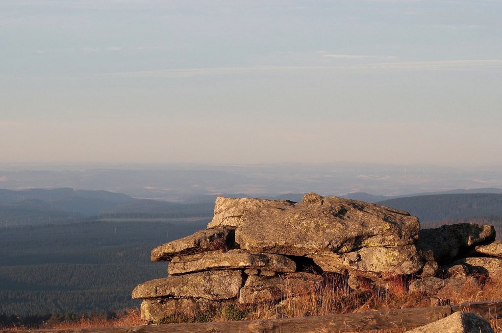 Der Felsturm  Teufelskanzel  auf dem Brocken im ersten Morgensonnenlicht; Blick am frhen Morgen des 28.08.2012 vom Gipfelrundweg Richtung Sdwesten ber Berge des Sdharzes, das Ohmgebirge in Thringen bis zum Dn und dem Eichsfeld.