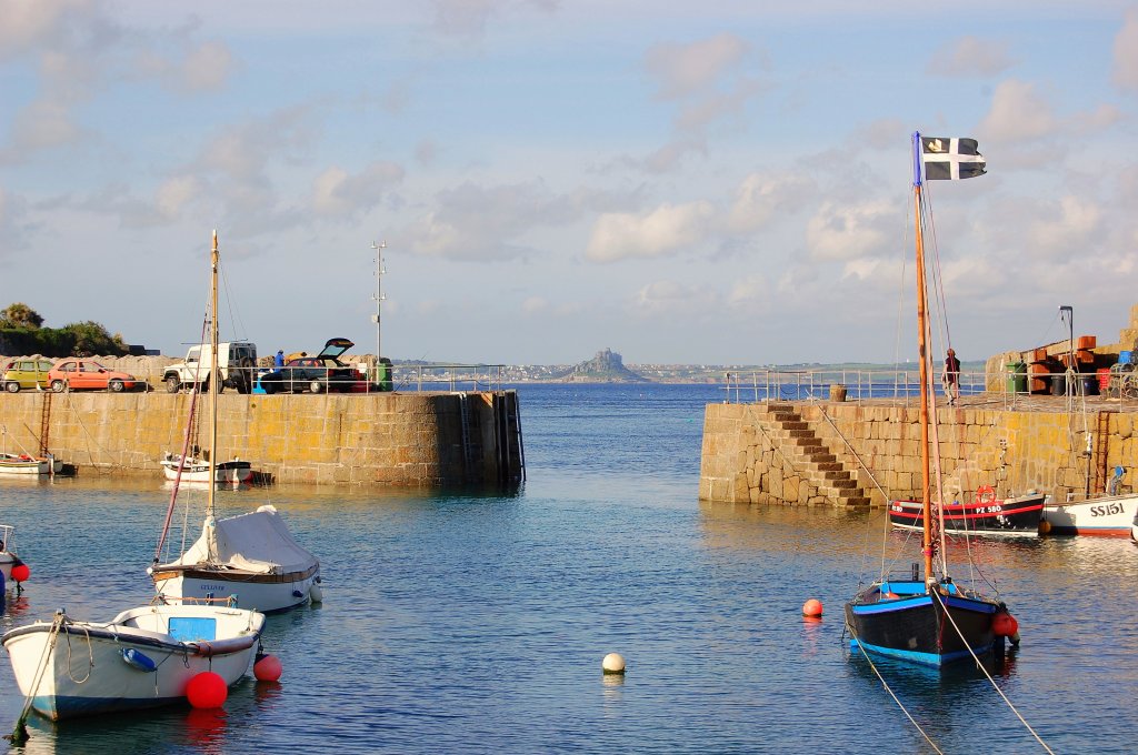 Der Hafen von Mousehole in Cornwall. Im Hintergrund ist der St. Michael’s Mount zu erkennen. (03.06.2008)