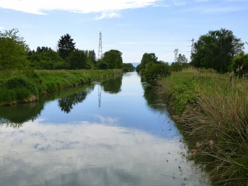 der Hüningen-Kanal (Canal de Huningue) im Südelsaß durchquert ein großes Naturschutzgebiet, Mai 2013
