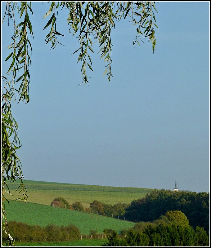 Der Kirchturm von Bourscheid mchte am liebstem immer mit aufs Bild. 09.10.2010 (Jeanny)