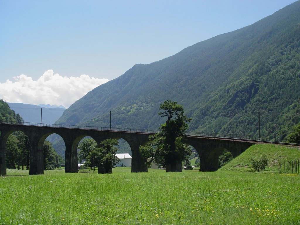 Der Kreisviadukt der Bernina Bahn bei Brusio am 10.07.2008