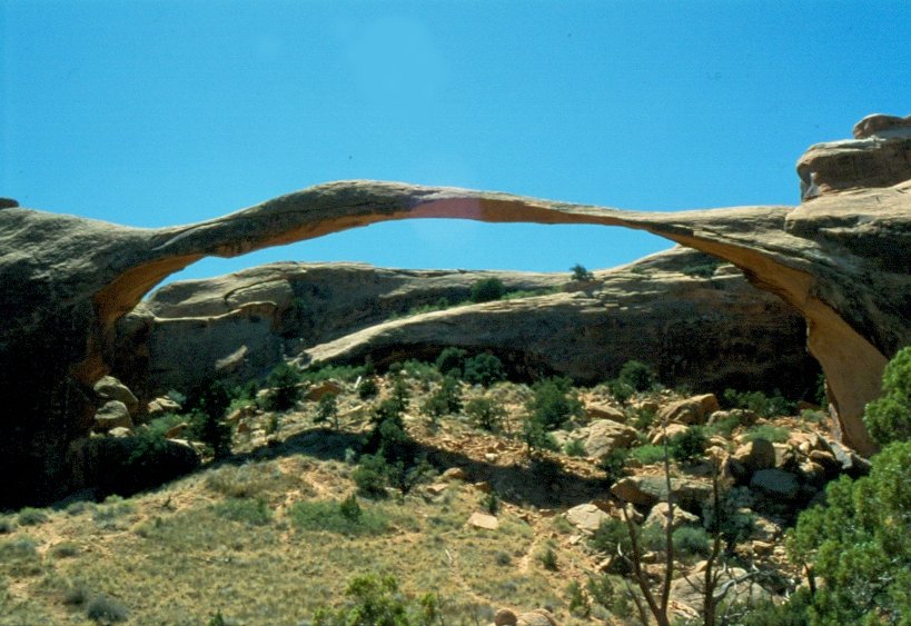 Der Landscape Arch im Arches National Park spannt sich elegant zwischen zwei Felsen. Es soll sich bei diesem Bogen um den lngsten natrlichen Steinbogen der Welt handeln. Er hat eine Spannweite von 88,4 Metern. Ein Betreten des Gesteinsbogen wurde vor einigen Jahren untersagt, da man den Einsturz des Bogens befrchtet. Juli 1998