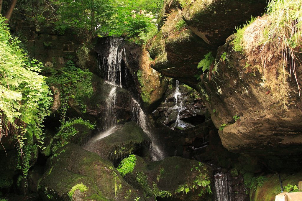 Der Lichtenhainer Wasserfall bei Bad Schandau, aufgenommen am 23.06.2012. Die Aufnahme zeigt diesen im Normalzustand, kurz vor der halbstndigen  Schau-Flutung . Hier befindet sich brigens auch die Endhaltestelle der beliebten  Kirnitzschtalbahn ! Leider ist die Endhaltestelle wegen flutbedingter Bauarbeiten zurzeit auer Betrieb, soda die Bahn nur bis zur vorgelegenen Haltestelle  Beuthenfall  verkehrt! Mit einer Wiederinbetriebnahme der Gesamtstrecke wird im Herbst 2012 gerechnet.