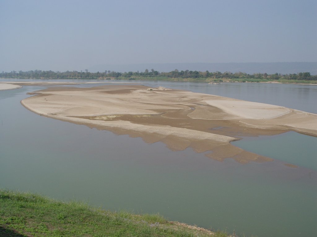 Der Mekong bei Niedrigwasser am 10.02.2011. Die Sandbank gehrt noch zu Thailand, das andere Ufer ist Laos