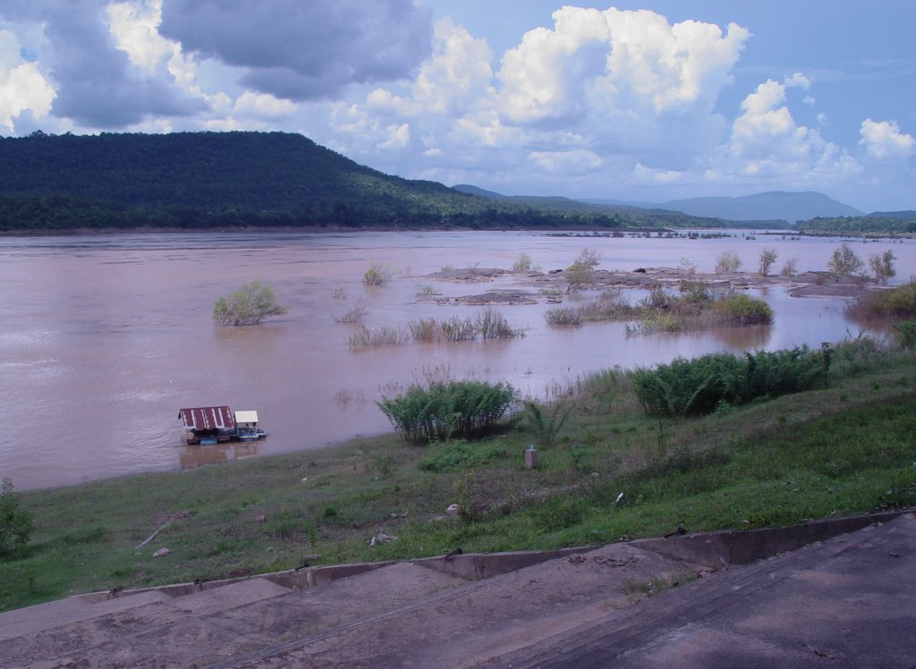 Der Mekong bildet im Norden und Nordosten Thailands ber lange Strecken hinweg die Grenze zu Laos. Von hier aus, am  Goldenen Dreieck , kann man in einen kleinen Ort auf der zu Laos gerrenden Insel bersetzen (April 2006)