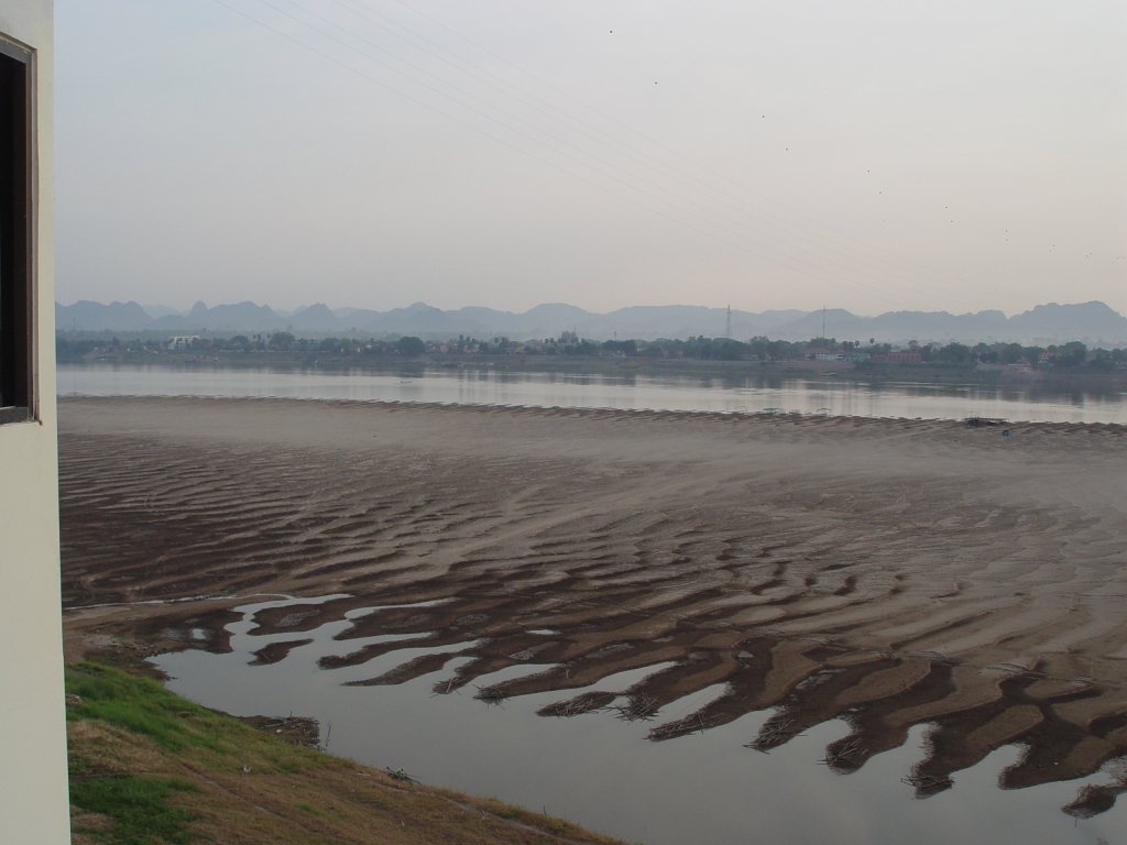 Der Mekong im Nordosten Thailands bei extremem Niedrigwasser am 17.03.2010. Auf der gegenberliegenden Fluseite mit der Bergkette am Horizont: Laos