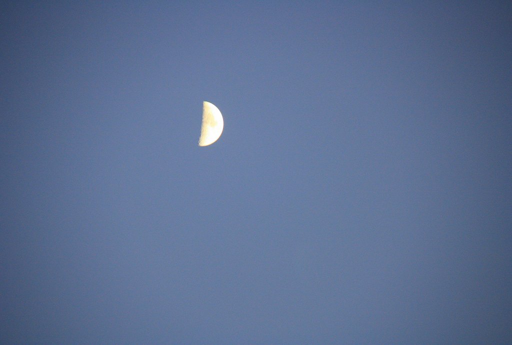 Der Mond am Himmel.
Aufgenommen in Kohlscheid-Bank am 28.5.2012.