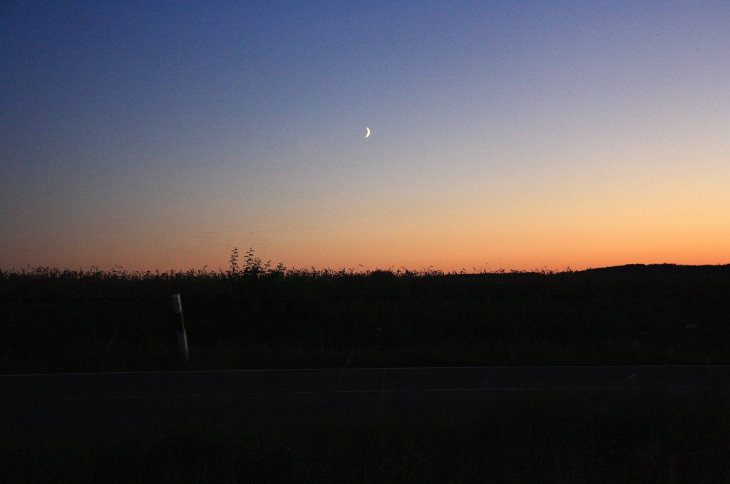 Der Mond steht am Himmel  bei einem schnem Sommerabend. Aufgenommen in Piesport am 23.7.2012.