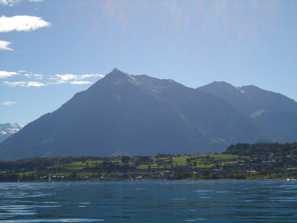 Der Niesen am 3. Oktober 2010 vom Thunersee aus