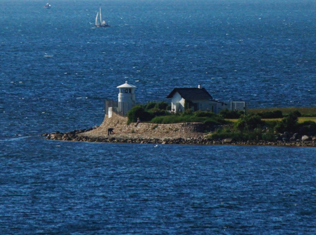 Der nur 5m hohe Leuchtturm Strukkamphuk auf Fehmarn steht auf einer kleinen Landzunge im Fehmarnsund. Fotografiert von der Fehmarnsundbrcke, die man auch auf einem kombinierten Rad-Fuweg berqueren kann, bei starkem Wind ein echtes Erlebnis!
08.06.2013