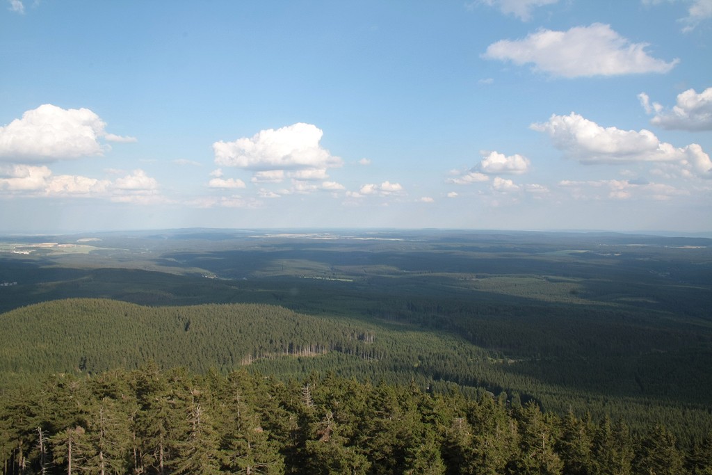 Der Ostharz am frhen Abend des 17.08.2011; Blick von der Skisprungschanze auf dem Wurmberg Richtung Osten. Links von der Mitte erkennt man den Ramberg, rechts davon den groen Auersberg am Horizont. Der Kyffhuser und die Hainleite jenseits des Harzes sind rechts am Bildrand unter dem Horizont zu sehen.