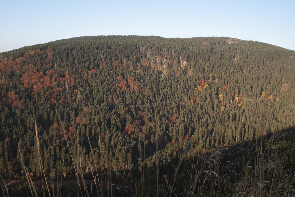 Der Rehberg und das tief eingeschnittene Odertal im Nationalpark Harz an einem sonnigen Oktobermorgen; Blick am Morgen des 22.10.2012 von den Hahnenkleeklippen Richtung Westen...