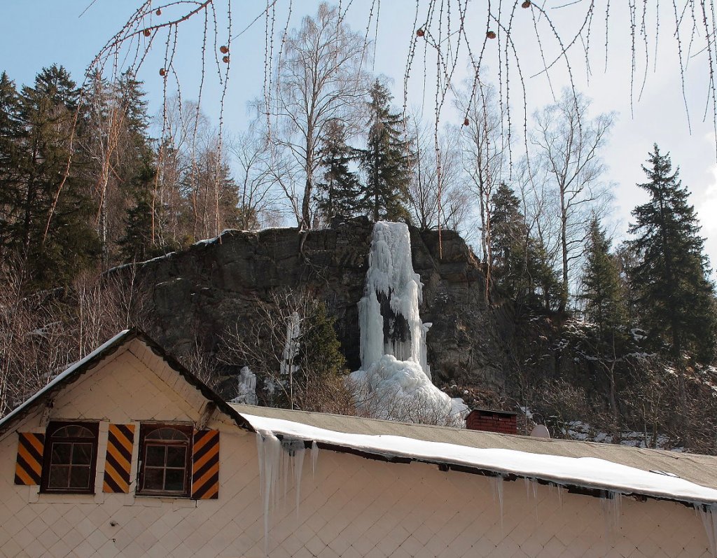 Der Romkerhaller Wasserfall im Okertal, hier zu einer Eisskulptur gefroren, ber dem Dach des Hotels  Knigreich Romkerhall ; Aufnahme um die Mittagszeit des 07.04.2013 auf dem Wanderweg entlang der Oker...