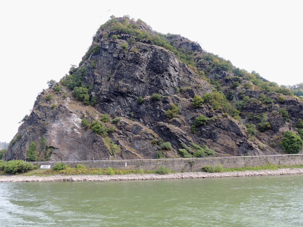 Der Sagenumwobene Loreley-Felsen bei Rheinkilometer 554; 120829