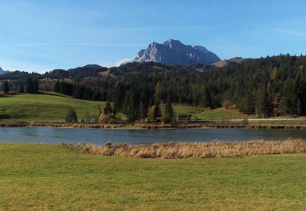 Der Schmalensee bei Mittenwald am 24.10.2005 mit Blick auf das Wettersteingebirge.