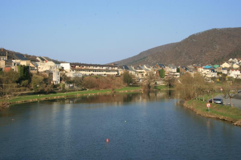 Der schnste Abschnitt der Meuse / Maas ist mit Sicherheit das Val de Meuse in den Ardennen. Viele Schleifen bildet hier der Flu und umschlingt frmlich einige Stdte. Gleich von zwei Meuseschleifen wird Revin eingeschnrt und frmlich durchschnitten; 23.03.2012