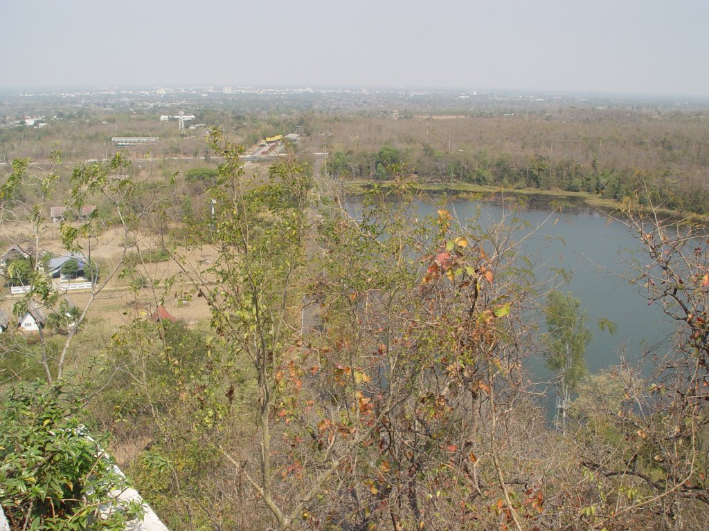 Der See, der die ehemalige Caldera des Vulkans Khao Kradong fllt und im Hintergrund die Stadt Buri Ram am 06.02.2011