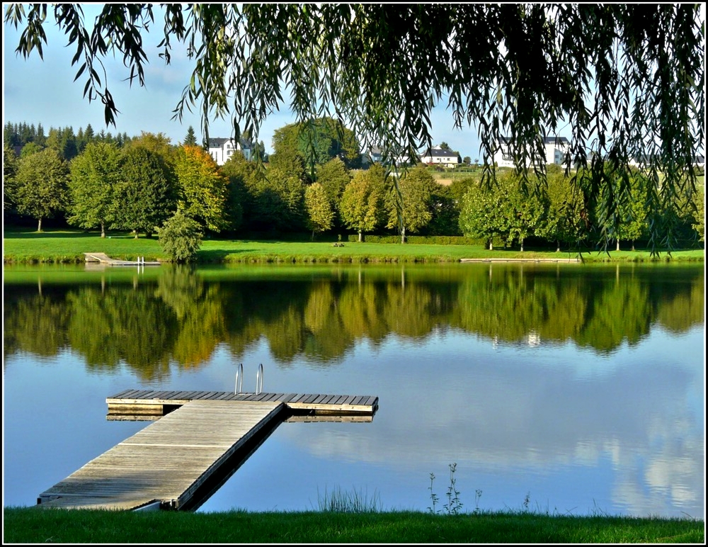 Der See in Weiswampach am fast windstillen Abend des 18.09.2010. (Jeanny)