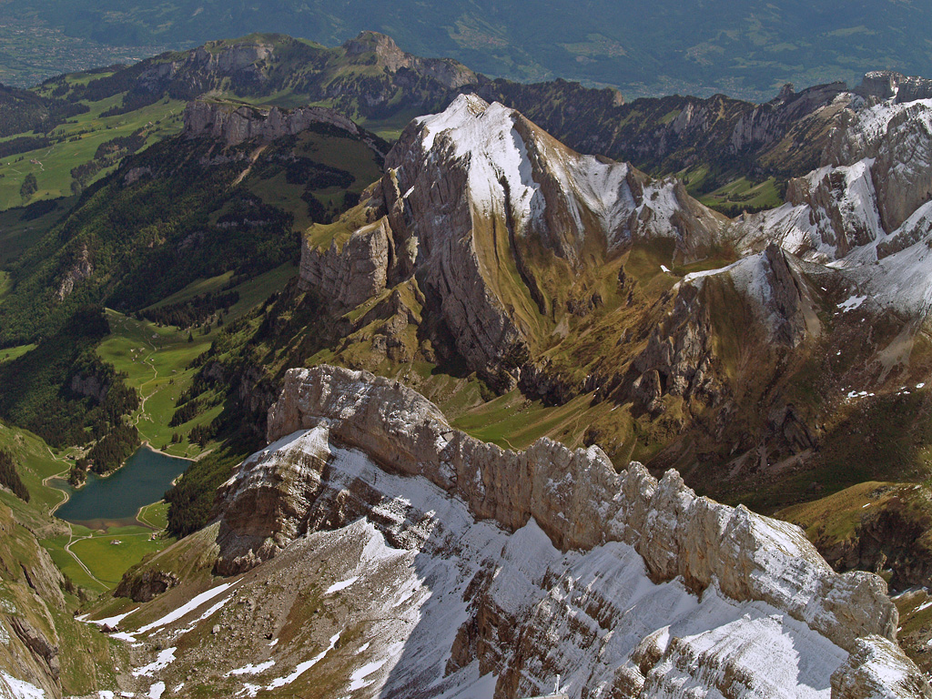 Der Seealpsee vom Sntis aus am 16.05.2007, auch hier bildet der nachts gefallene Schnee einen interessanten Kontrast.