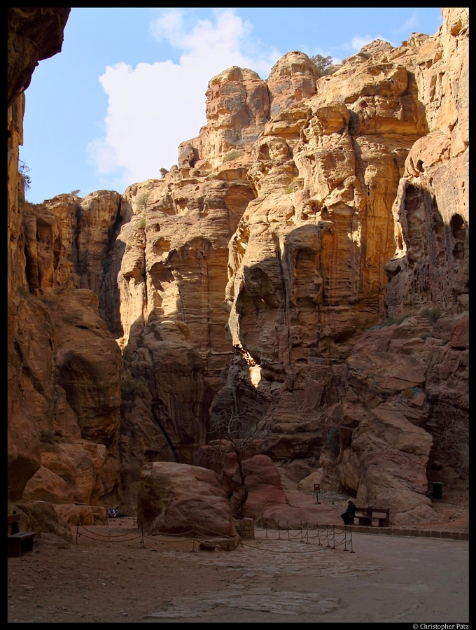 Der Siq, eine 1,5 km lange Felsschlucht bildet den Zugang zur Felsenstadt Petra. (25.11.2012)