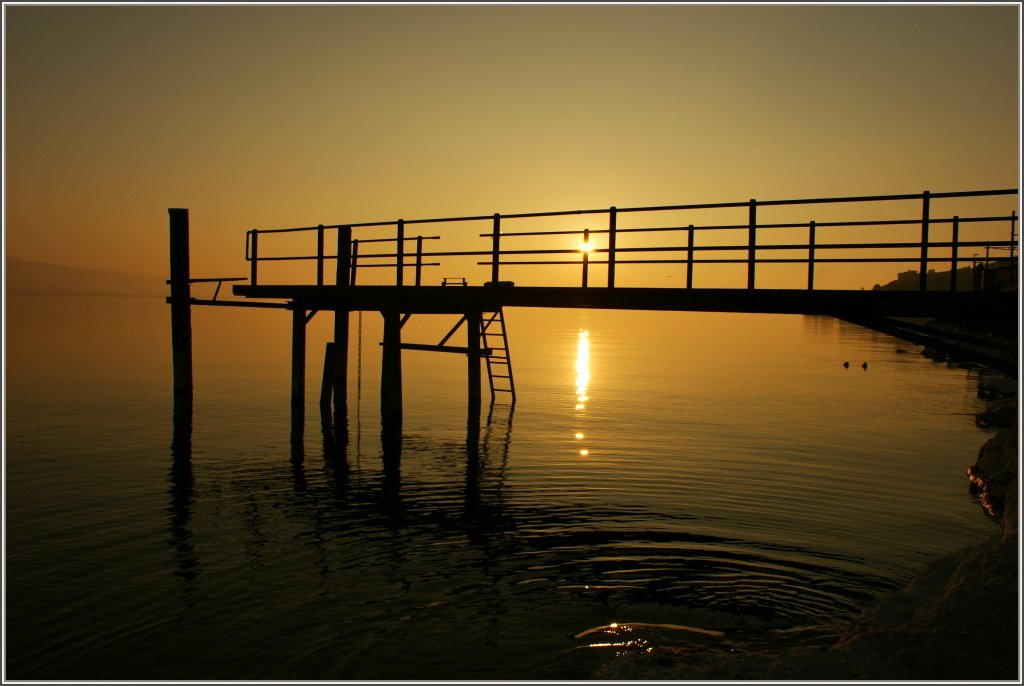 Der Sonnenuntergang setzt den alten Anlegesteg bei St.Saphorin in ein besonderes Licht.
(14.03.2012)