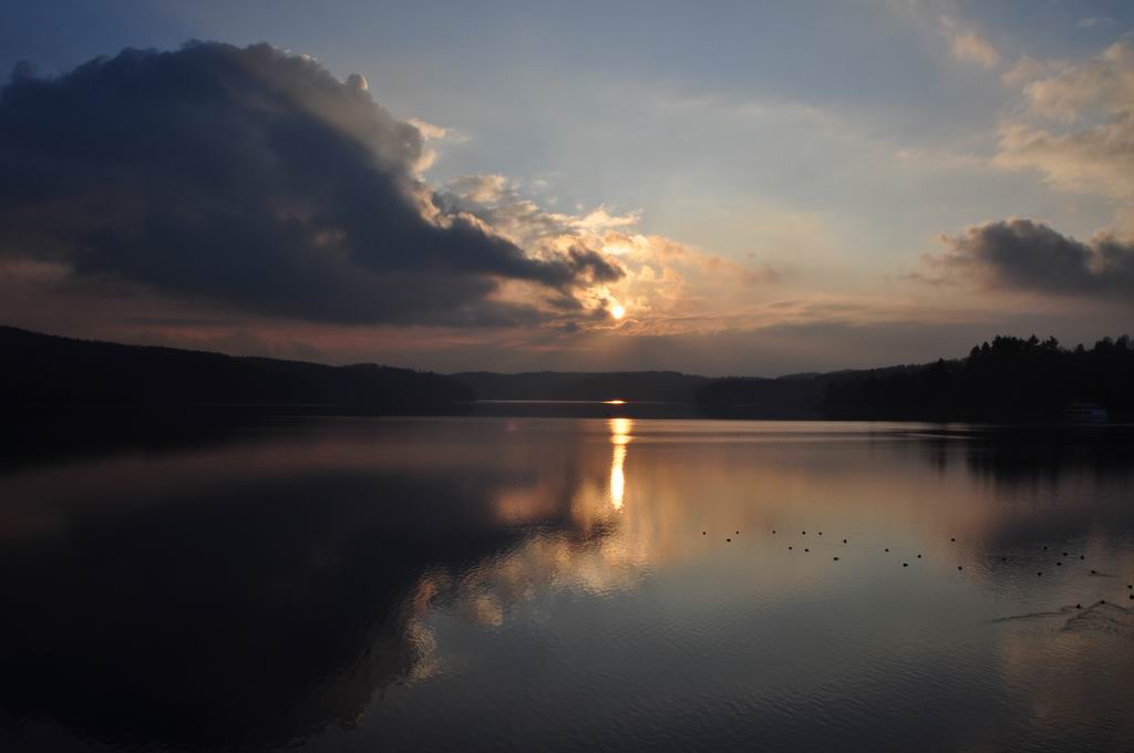 Der Sorpesee im Sauerland, am Nachmittag, 01. Dezember 2009. Der Wald im Hintergrund ist etwas schwarz geraten; aber bei grerer Blende wurde die gesamte Aufnahme zu hell. Die Punkte rechts-mittig sind Enten:)) 