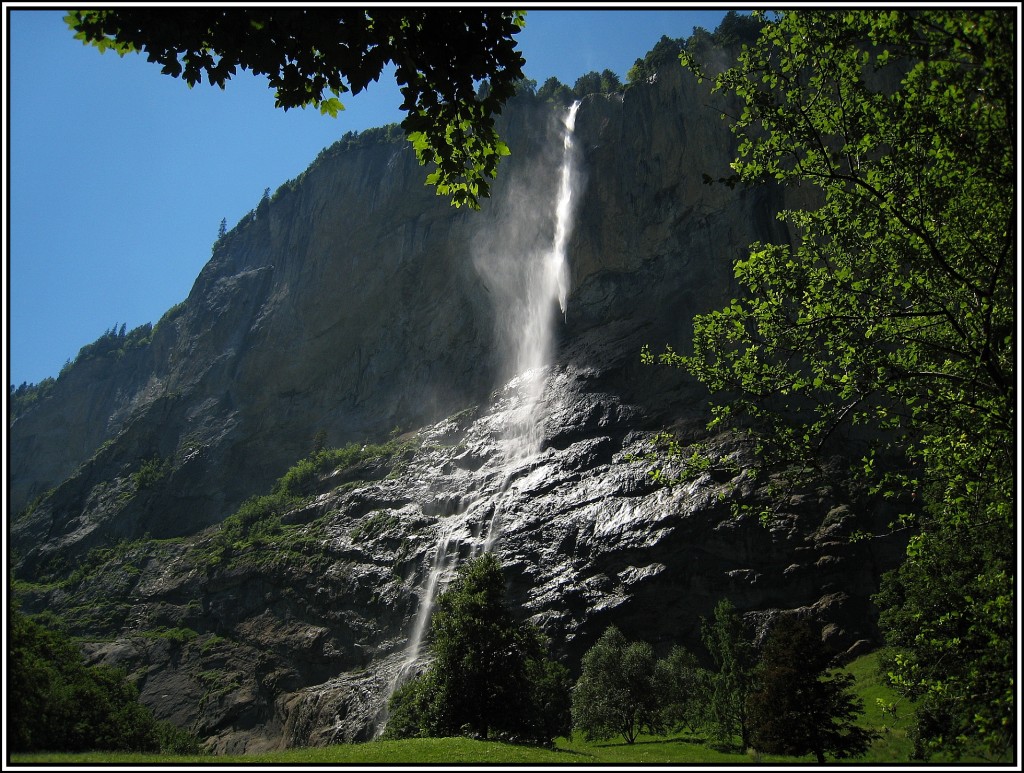 Der Staubbachfall bei Lauterbrunnen im Berner Oberland, aufgenommen am 20.07.2010 aus einer anderen Richtung. Hier kann man schn erkennen, wie dieser Wasserfall seinen Namen bekommen hat. Das Wasser wird in alle Richtungen verstubt, lt. Wikipedia vor allem in Verbindung mit der regelmssig auftretenden Thermik.