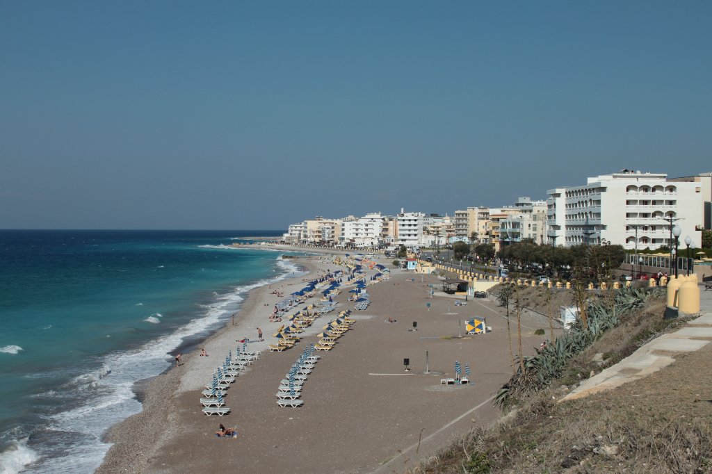 Der Strand vor den Stadthotels der Stadt Rhodos (GR) am 05.10.2011