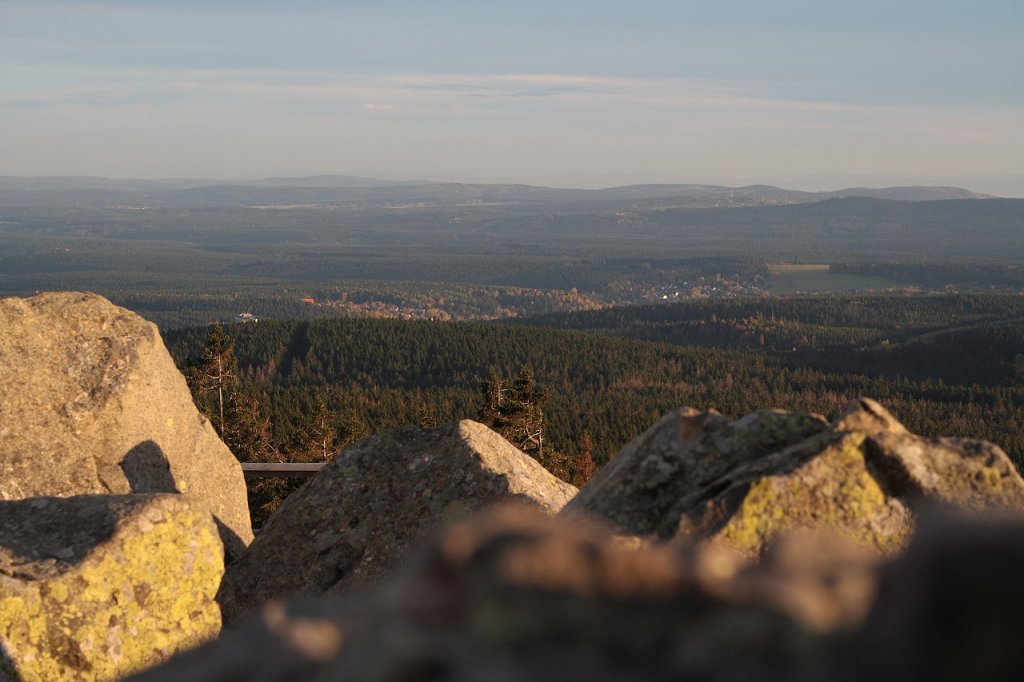 Der Sdharz mit Braunlage im Tal und der Hainleite in Thringen im Licht der Abendsonne; Blick am Abend des 18.10.2012 von der Felskanzel der Achtermannshhe Richtung Sdosten.