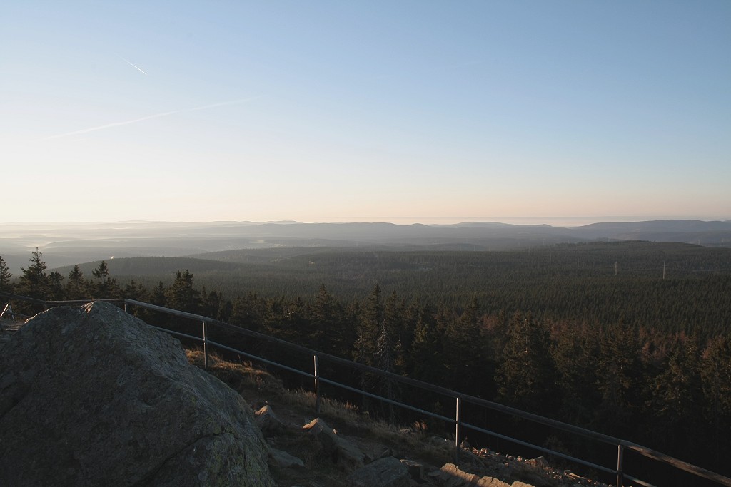 Der Sdharz nach Sonnenaufgang. Blick von der Felskanzel der Achtermannshhe im Harz am 02.10.2011 Richtung Sden.