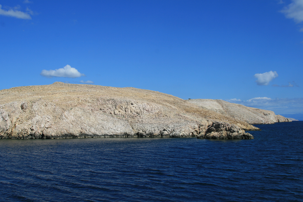 Der sdliche Teil der Insel Rab vom Meer aus gesehen. 01.06.2010.