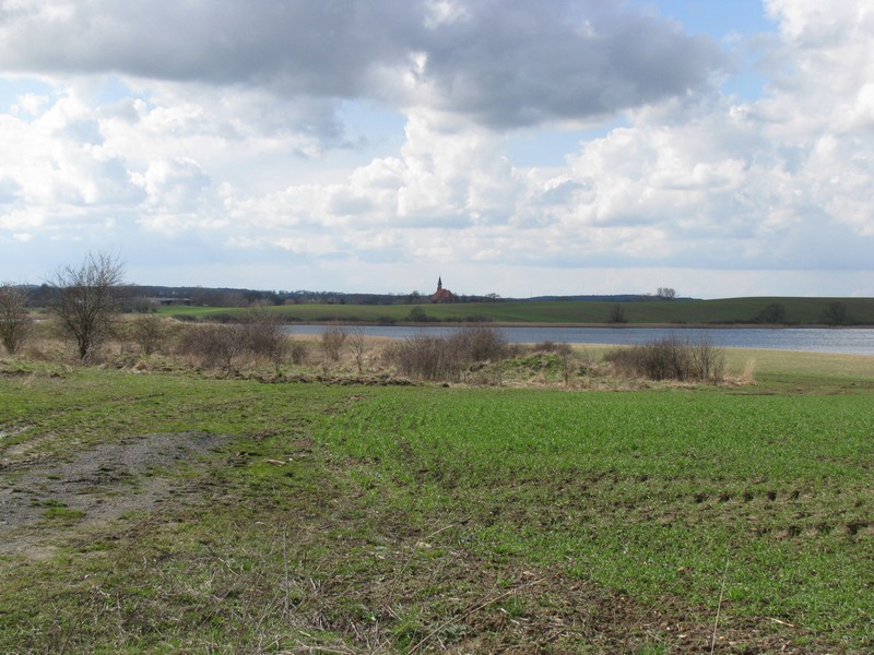 Der Tempziner See mit Kirche im Hintergrund, Landkreis Parchim, Ostern 2010