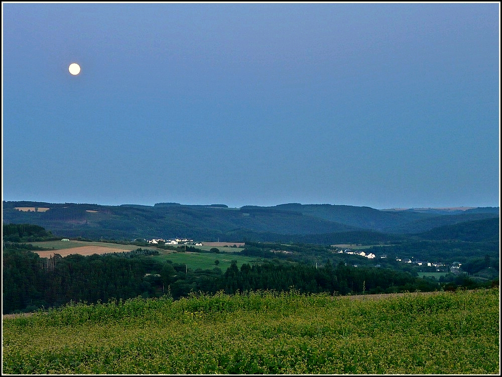 Der Vollmond beleuchtet am 24.07.2010 die Landschaft des  Kiischpelt . (Jeanny)