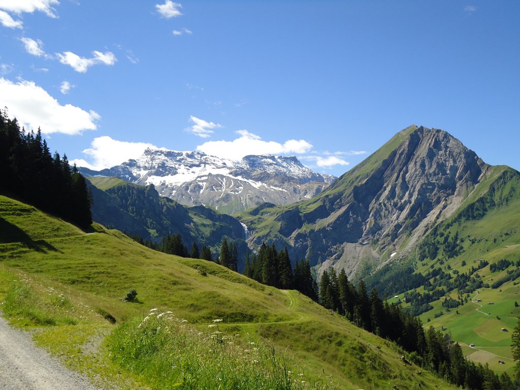 Der Wildstrubel und der Fitzer von der Alp Laueli ob Adelboden aus am 1. August 2010