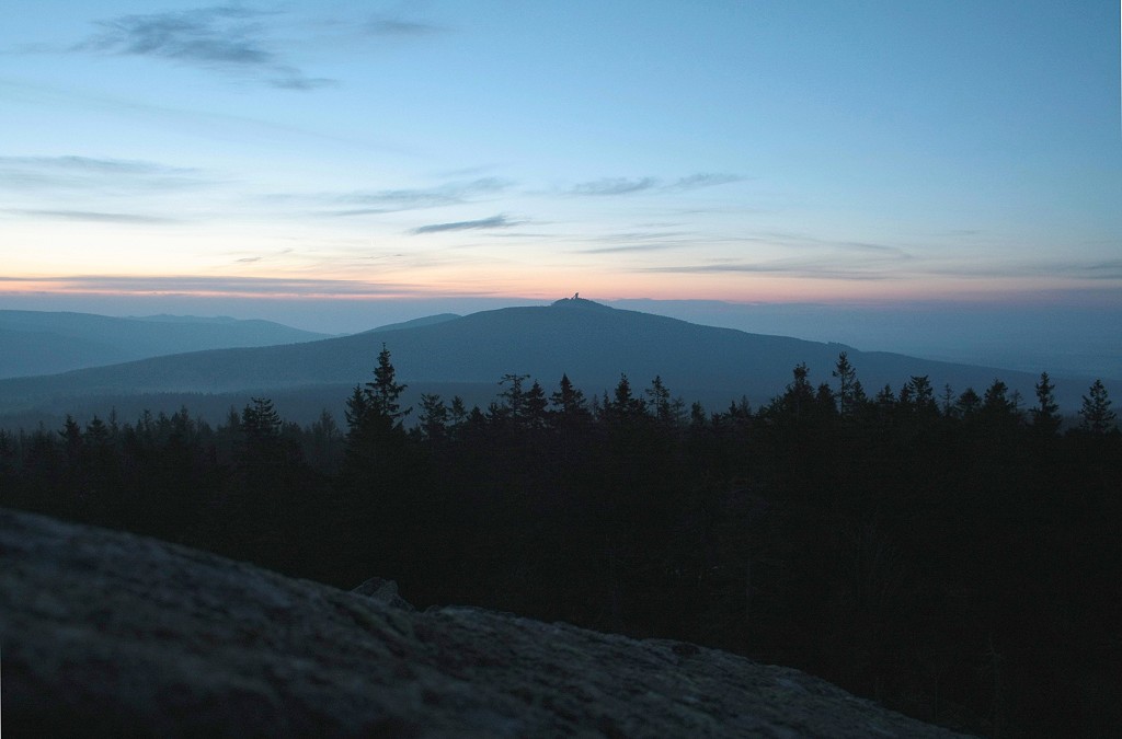 Der Wurmberg im Morgenrot; Blick von der Felskanzel der Achtermannshhe am Morgen des 19.04.2012 vor Sonnenaufgang Richtung Osten.