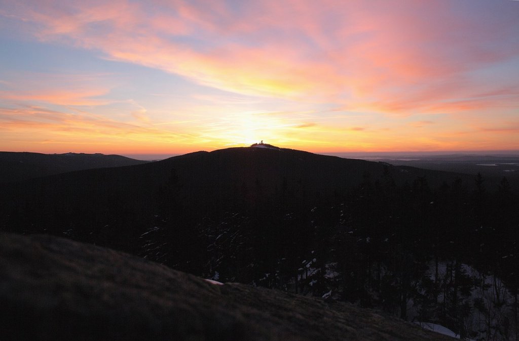 Der Wurmberg im Morgenrot vor Sonnenaufgang; Blick am 06.03.2013 von der Felskanzel der Achtermannshhe Richtung Osten.