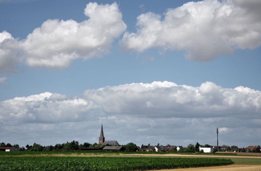 Dicke Wolken ber der Kirche von Gro-Vernich (bei Weilerswist) - 15.07.2010