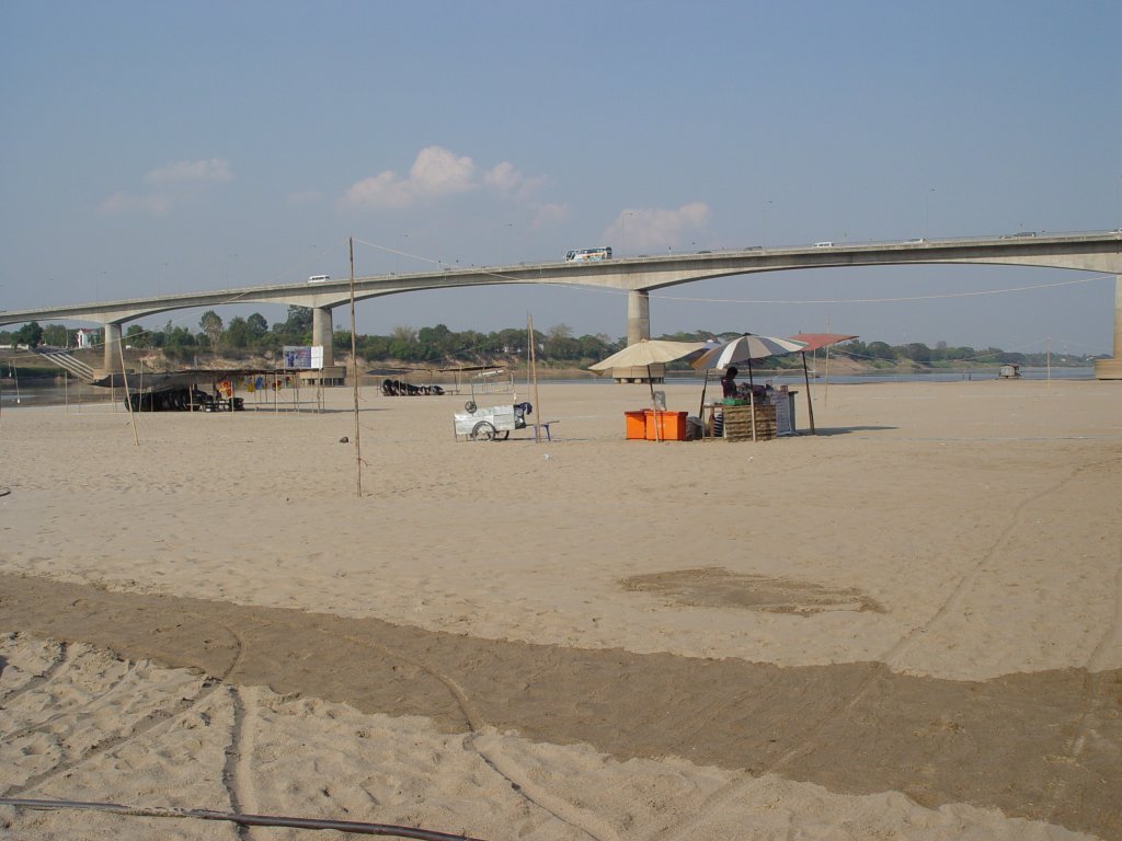 Die 1774 Meter lange im Jahr 1994 eingeweihte Friedensbrcke von Nong Khai in Thailand nach Vientiane in Laos war die erste Brcke ber den Mekong. (02.03.2010)