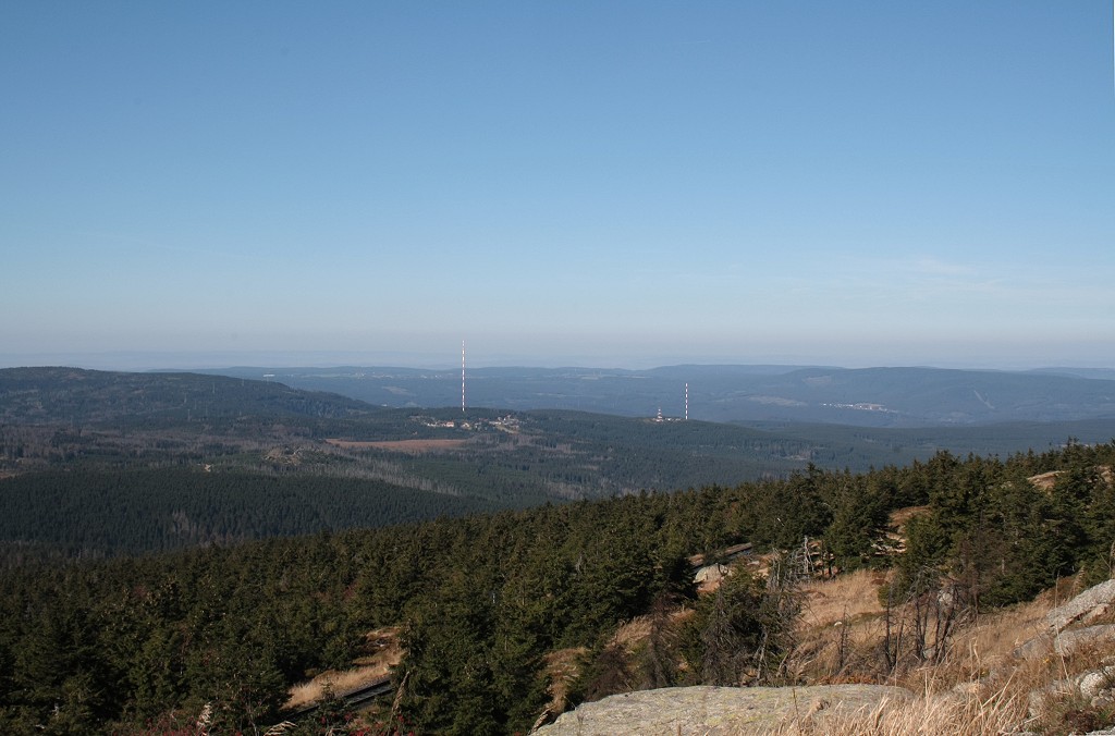 Die Antennen von Torfhaus und der Solling; Blick am 02.10.2011 am spten Vormittag vom Gipfelrundweg auf dem Brocken Richtung Westen bis zu Weserberglandschaften wie dem Solling (links neben der groen Antenne) am Horizont.