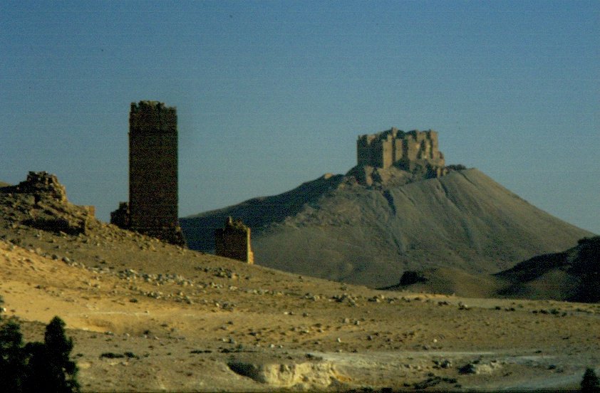Die arabische Zitadelle bei der Oase Palmyra in der syrischen Wste im Mai 1986. Links einer der Grabtrme