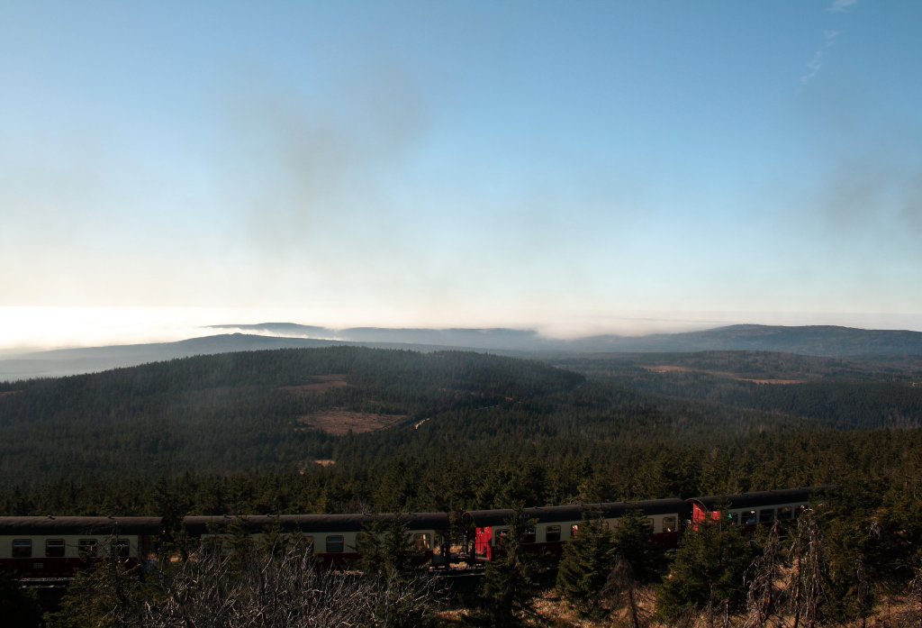 Die Brockenbahn fhrt vorbei vor der Kulisse des Knigsbergs und der hchsten Berge des Sdwestharzes, hinter denen sich ein endloses Nebelmeer ausdehnt; Blick am Mittag des 16.11.2012 vom Brockenrundweg Richtung Sdwesten...