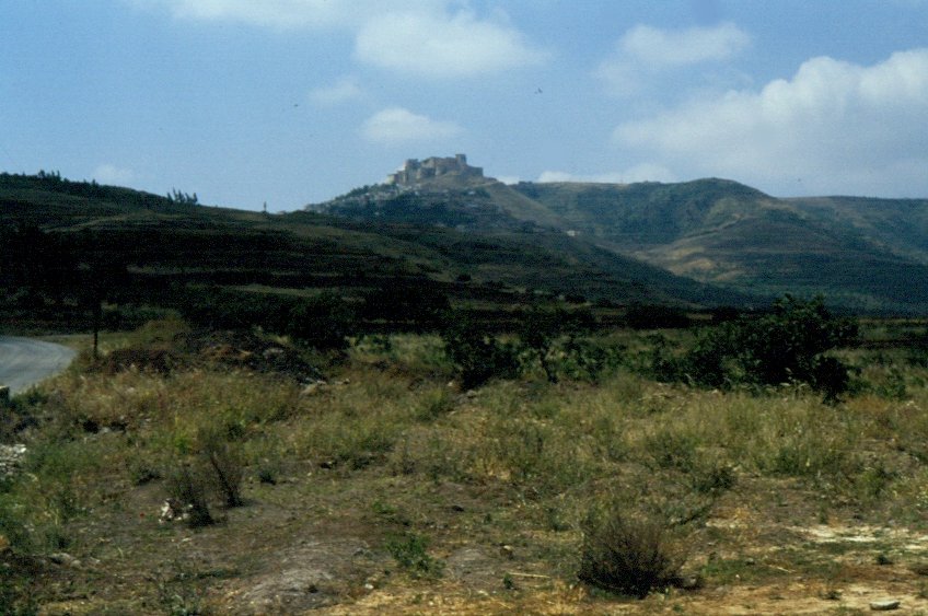 Die Burg  Crac des Chevaliers  im Alawitengebirge in Syrien. Die Burg stammt berwiegend aus der Zeit der Kreuzzge und war eine Burg der Kreuzritter. (Dia vom Mai 1989). Detail-Innenaufnahmen des Crac des Chevaliers unter Stdtefotos.