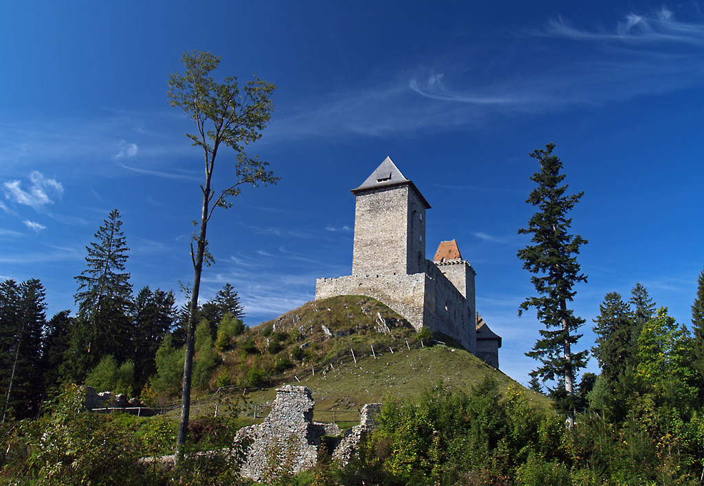 Die Burg Kaperk, nrdlich von Kapersk Hory (Bergreichenstein) im Bhmerwald gelegen, gilt mit 886 Metern als hchstgelegene Burg Bhmens. 1360-65 erbaut, thront sie weithin sichtbar ber der Umgebung. Aufgrund des geschickt gewhlten Bauplatzes wurde sie niemals eingenommen. 27.09.2011