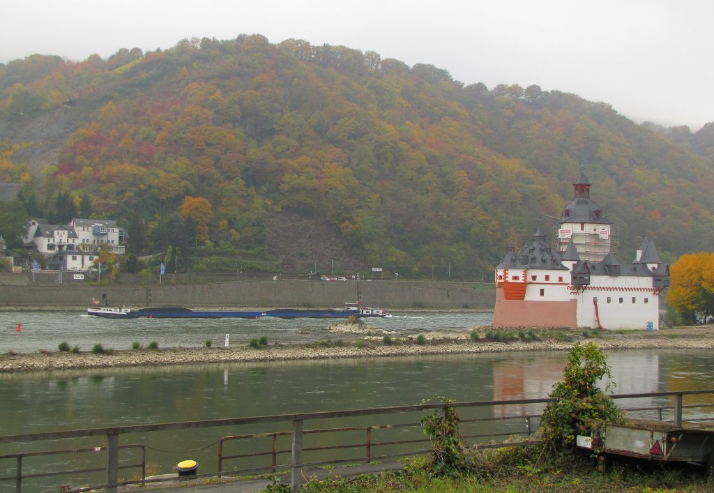 Die Burg Pfalzgrafenstein auf einer Insel im Rhein bei Kaub; 01.11.2011